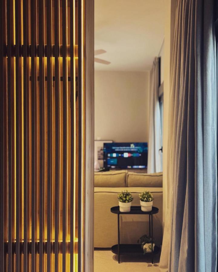 Luxurious Wooden Detail Flat In City Center Халкида Экстерьер фото