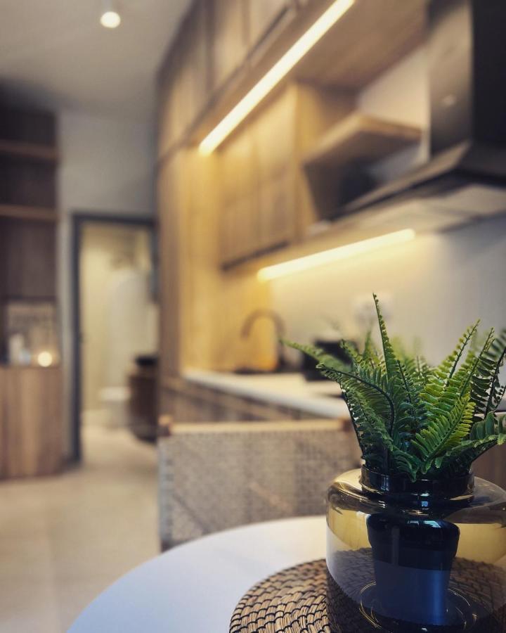 Luxurious Wooden Detail Flat In City Center Халкида Экстерьер фото