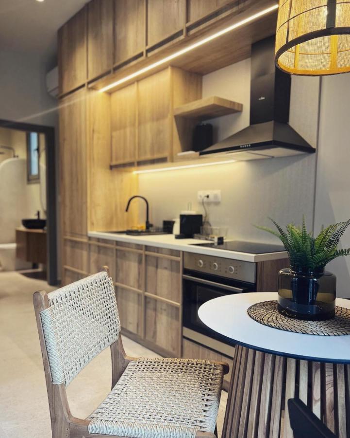 Luxurious Wooden Detail Flat In City Center Халкида Экстерьер фото