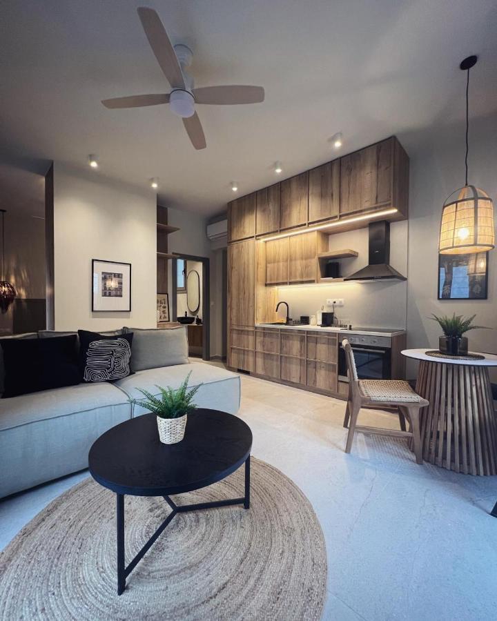 Luxurious Wooden Detail Flat In City Center Халкида Экстерьер фото