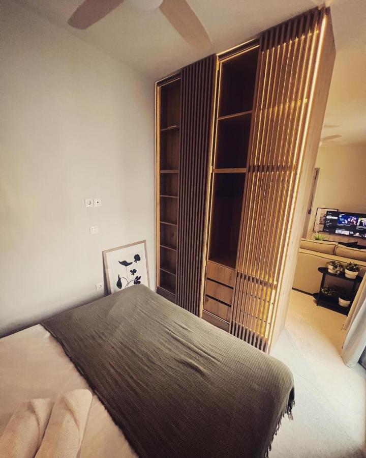 Luxurious Wooden Detail Flat In City Center Халкида Экстерьер фото