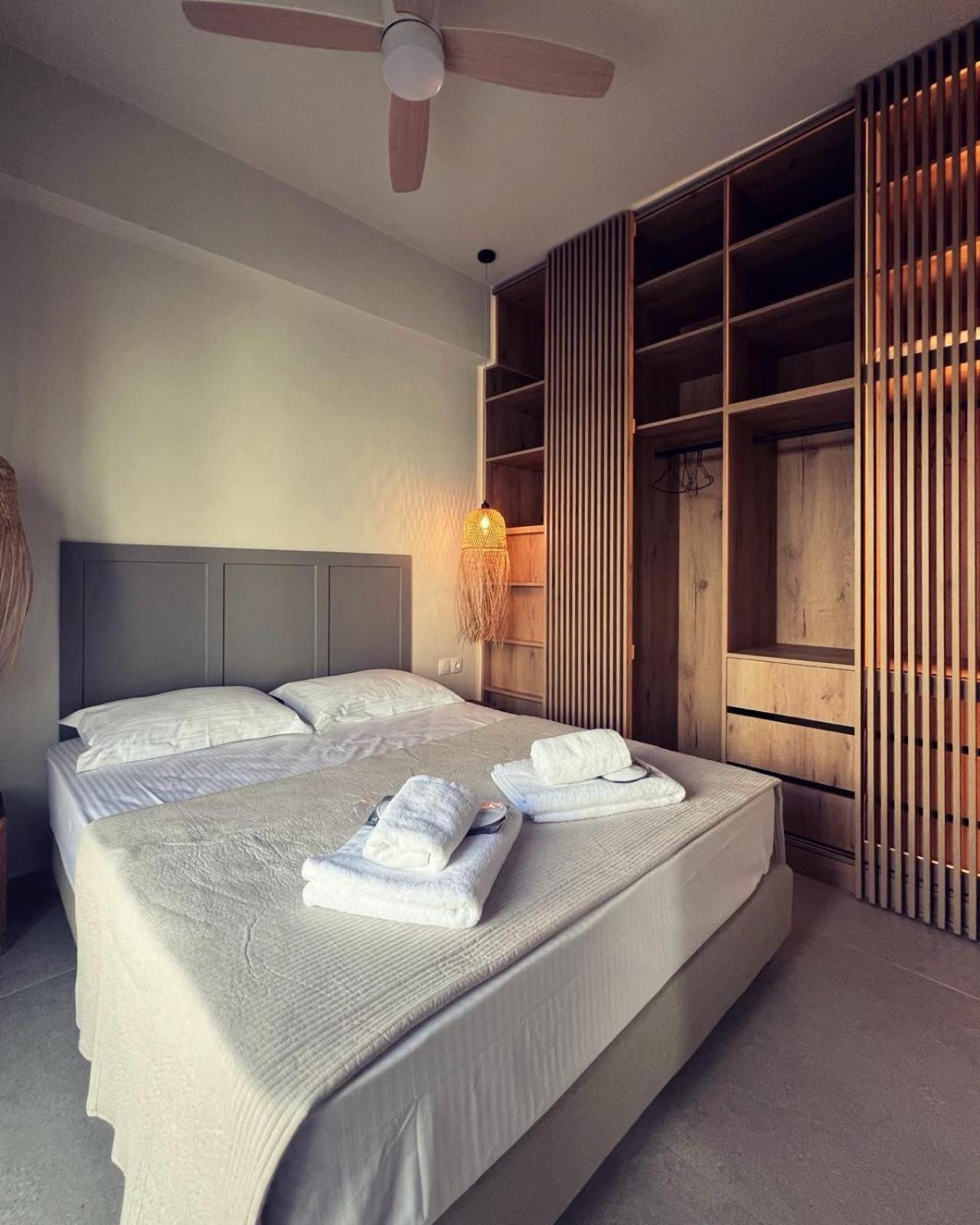 Luxurious Wooden Detail Flat In City Center Халкида Экстерьер фото