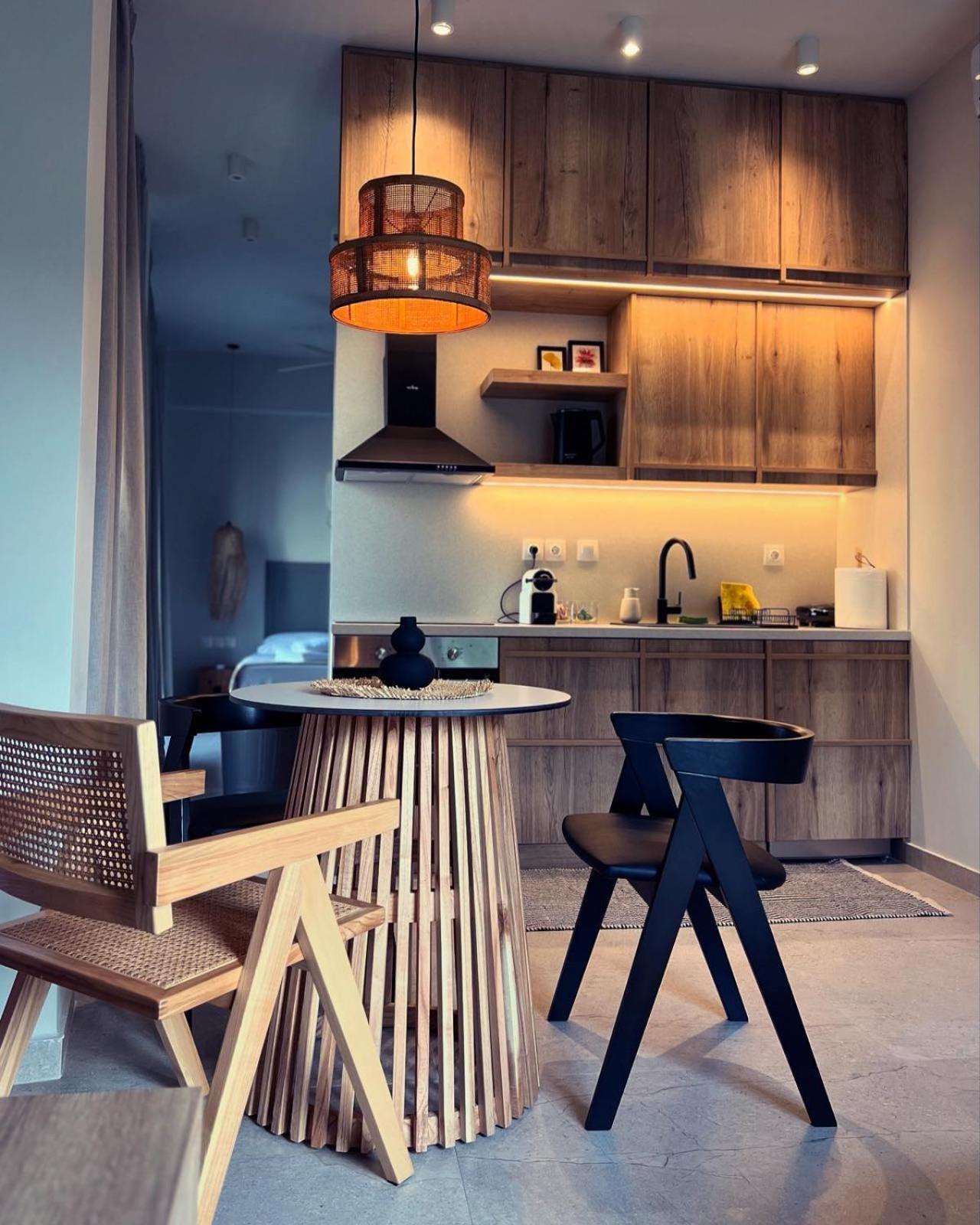 Luxurious Wooden Detail Flat In City Center Халкида Экстерьер фото