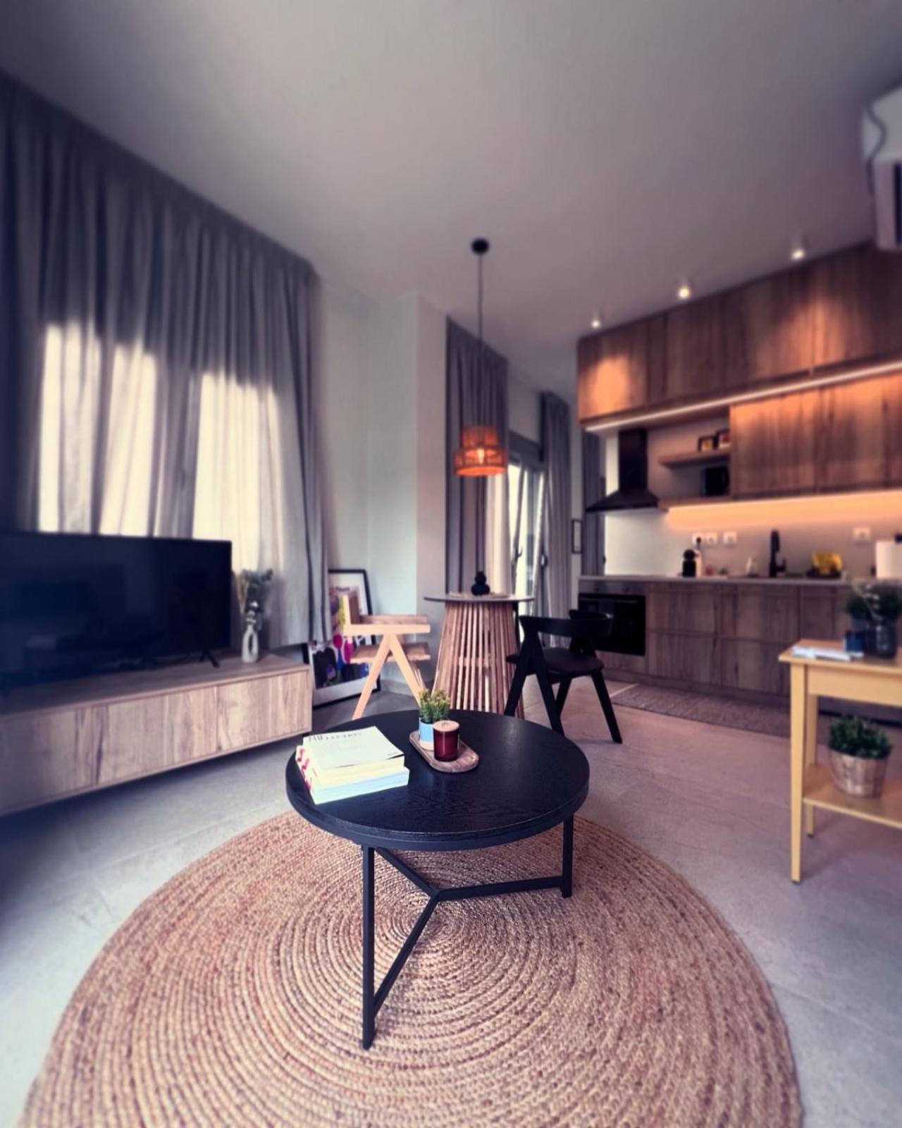 Luxurious Wooden Detail Flat In City Center Халкида Экстерьер фото