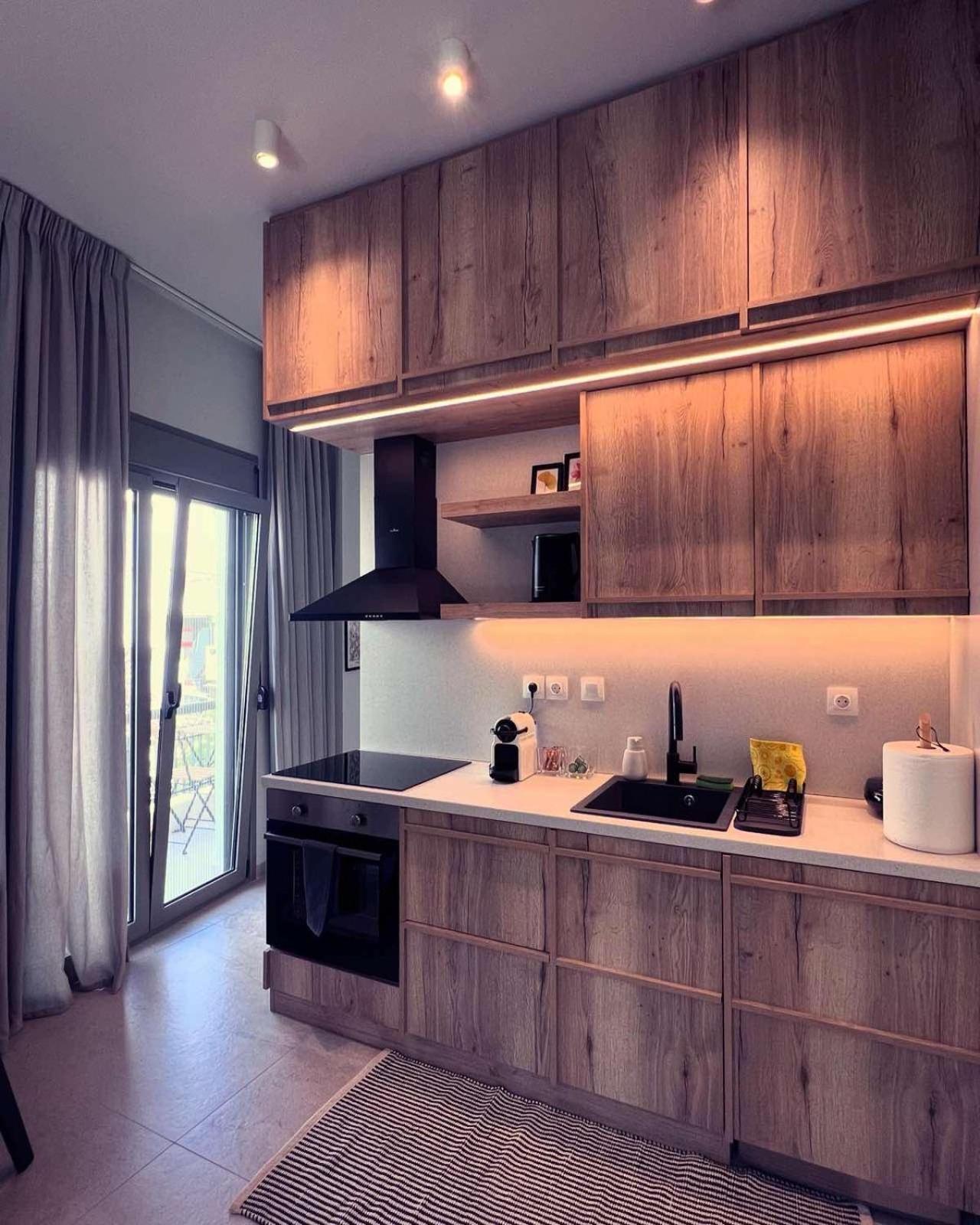 Luxurious Wooden Detail Flat In City Center Халкида Экстерьер фото